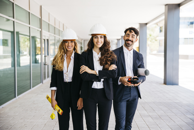concepto-trabajar-equipo-arquitectos-sonrientes_23-2147702541 concepto-trabajar-equipo-arquitectos-sonrientes_23-2147702541