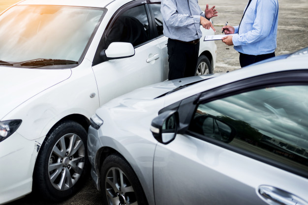 agente-seguros-que-escribe-tablero-mientras-que-examina-coche-despues-accidente_1423-1729 agente-seguros-que-escribe-tablero-mientras-que-examina-coche-despues-accidente_1423-1729