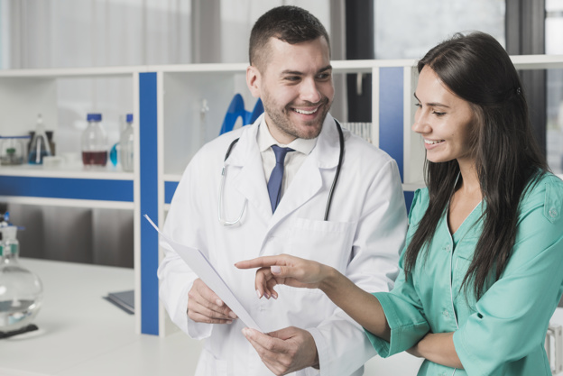 medicos-alegres-papel_23-2147767832 medicos-alegres-papel_23-2147767832
